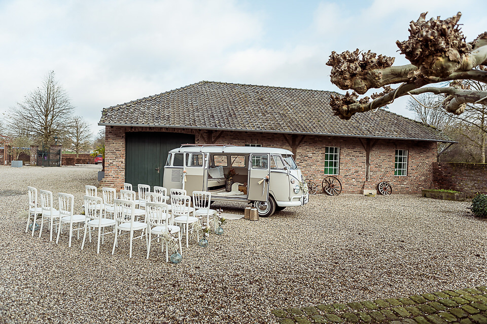 Freie Trauung im Bulli Boho Winterhochzeit im Mühlenhof Kalkar