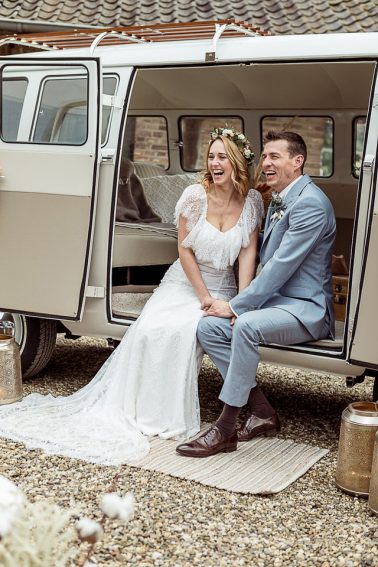 Freie Trauung im Bulli Boho Winterhochzeit im Mühlenhof Kalkar