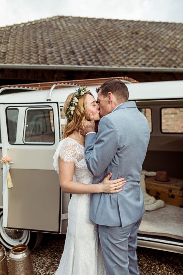 Freie Trauung im Bulli Boho Winterhochzeit im Mühlenhof Kalkar