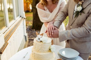 Hochzeitstorte anschneiden Villa Kalles
