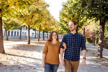 Herbstliches Verlobungsshooting am Schloss in Karlsruhe