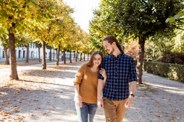 Herbstliches Engagementshooting am Schloss in Karlsruhe