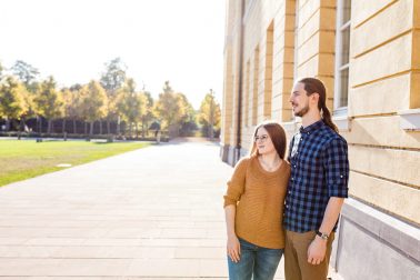 Herbstliches Verlobungsshooting am Schloss in Karlsruhe