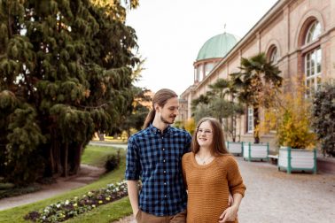 Herbstliches Verlobungsshooting am Schloss in Karlsruhe