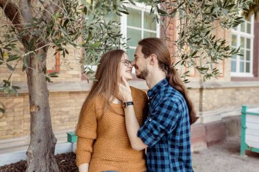 Herbstliches Engagementshooting am Schloss in Karlsruhe