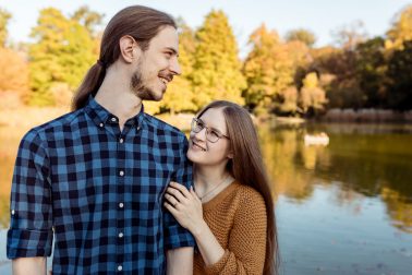 Herbstliches Engagementshooting am Schloss in Karlsruhe