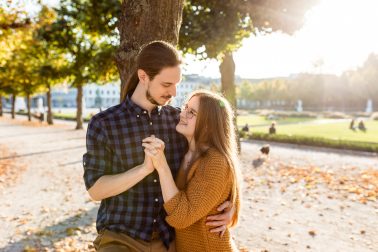 Herbstliches Engagementshooting am Schloss in Karlsruhe