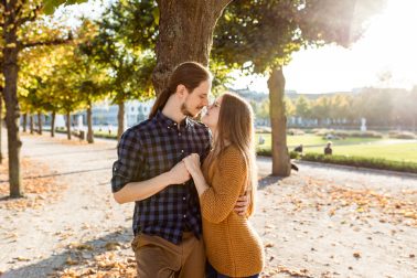 Herbstliches Verlobungsshooting am Schloss in Karlsruhe