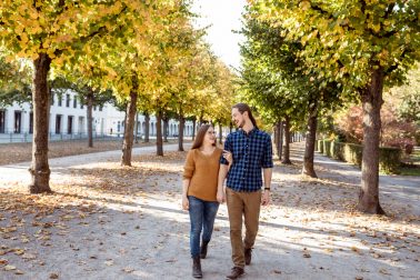 Herbstliches Verlobungsshooting am Schloss in Karlsruhe