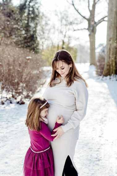 Babybauchshooting im Hofgarten Düsseldorf im Schnee