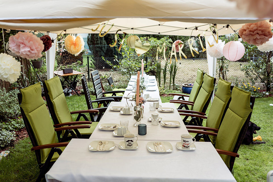 DIY Gartenhochzeit in Eller Pavillon