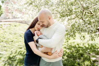 Newborn Baby Familienbilder im Park in Madrid