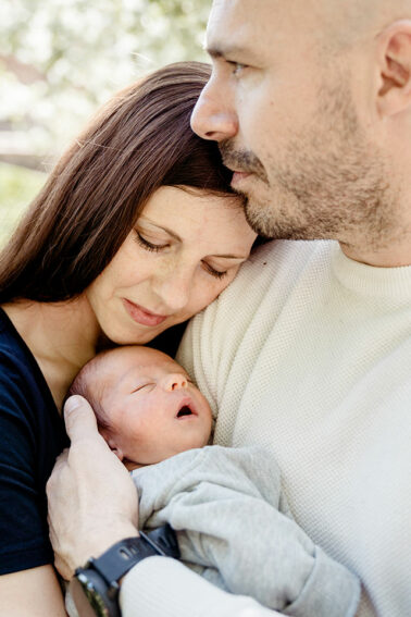 Newborn Baby Familienbilder im Park in Madrid