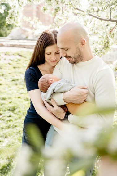 Newborn Baby Familienbilder im Park in Madrid