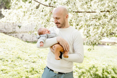 Newborn Baby Familienbilder im Park in Madrid