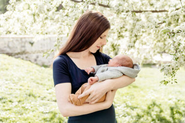 Newborn Baby Familienbilder im Park in Madrid