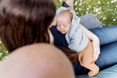 Newborn Baby Familienbilder im Park in Madrid