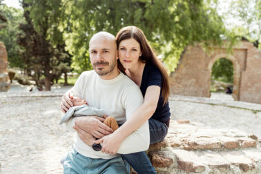 Newborn Baby Familienbilder im Park in Madrid