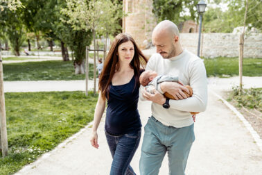 Newborn Baby Familienbilder im Park in Madrid
