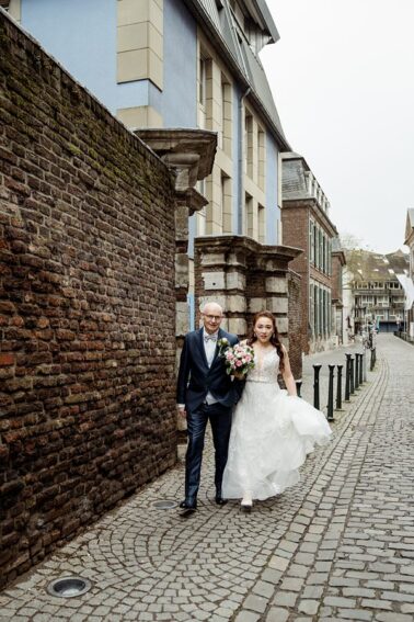 Brautpaarshooting heiraten in der Altstadt Düsseldorf
