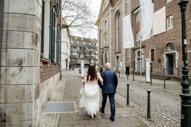 Brautpaarshooting heiraten in der Altstadt Düsseldorf
